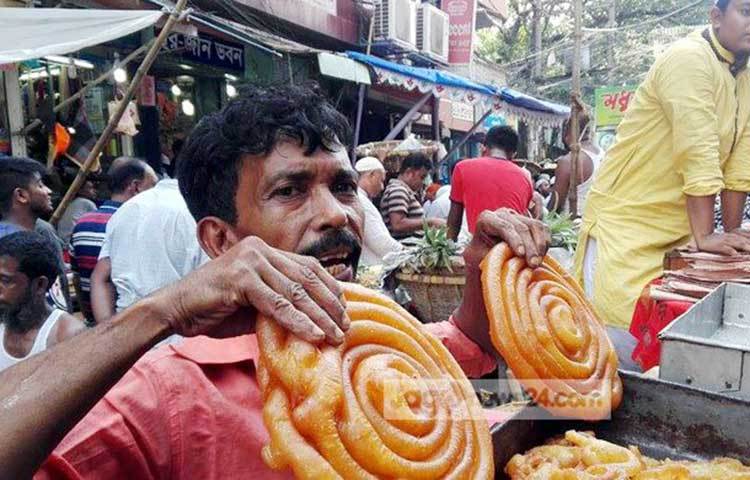 প্রতিবছর রাজধানীর চকবাজারের শাহী মসজিদের সামনের সড়কে বসে ঐতিহ্যবাহী ইফতারের আয়োজন। এবারের অ্যালবামে থাকছে ইফতারির আকর্ষণ বাদশাহী জিলাপির ছবি।