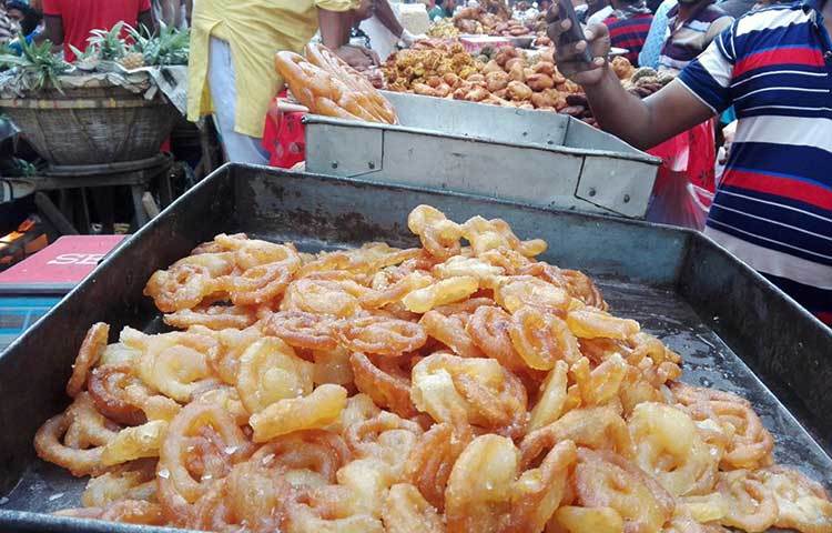 এই জিলাপির স্বাদ-গন্ধ, আকার আয়তনের সঙ্গে নাকি রাজকীয় একটা সম্পর্ক রয়েছে। তাই এর নাম বাদশাহী জিলাপি। ছবি : আবু সালেহ সায়াদাত