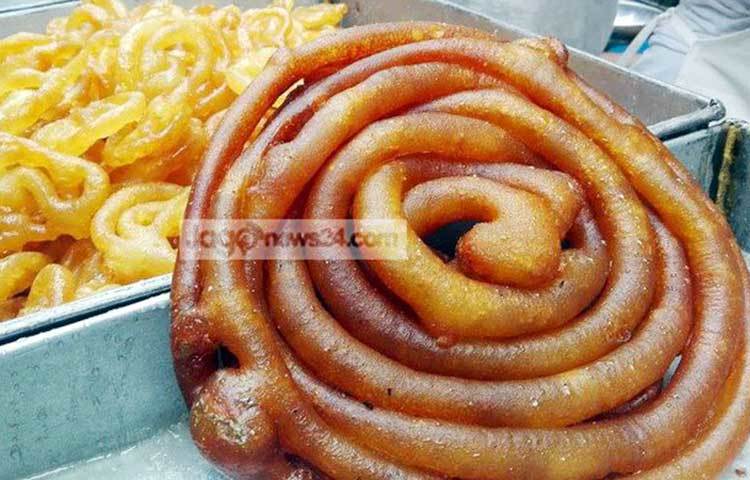 বাদশাহী জিলাপির প্রতি ক্রেতাদের তুমুল আগ্রহ লক্ষ করা গেছে। ঐতিহ্যবাহী ইফতারের নাম বললেই চলে আসে পুরান ঢাকার চকবাজারের নাম। ছবি : আবু সালেহ সায়াদাত