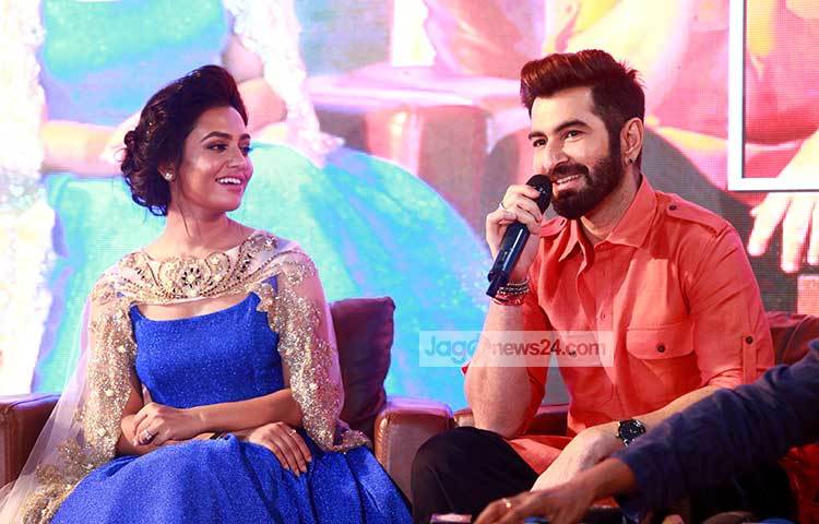 জিতের বক্তব্য শুনে হাসছেন নুসরাত ফারিয়া। ঢাকা ক্লাবের সাংবাদিক সম্মেলনে জিৎ ছবির নানা দিক নিয়ে কথা বলেন। ছবি : মাহবুব আলম