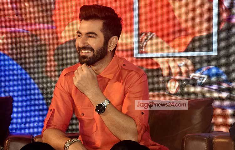 সংবাদ সম্মেলনে হাস্যোজ্জ্বল জিৎ। সংবাদ সম্মেলনে জিৎ সাংবাদিকদের বিভিন্ন প্রশ্নের জবাব দেন। ছবি : মাহবুব আলম