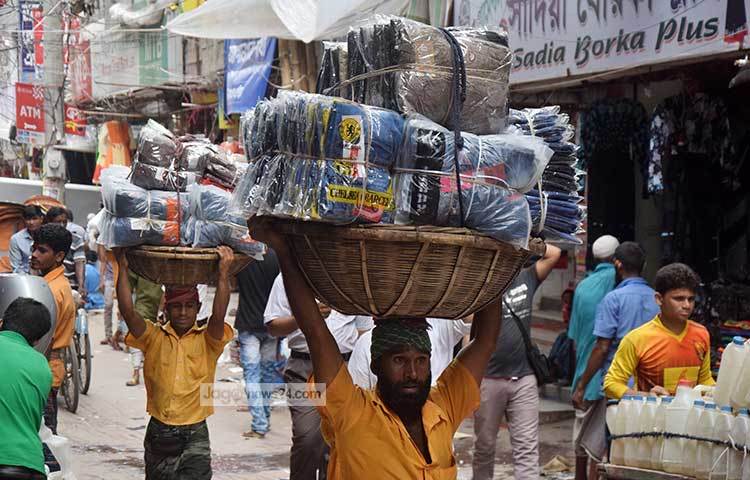 রমজানের শুরু থেকেই পোশাক নিয়ে ব্যস্ত কেরানীগঞ্জের শ্রমিকরা। সকাল থেকে গভীর রাত পর্যন্ত পোশাক সংশ্লিষ্ট শ্রমিকদের কোনো বিরাম নেই। ছবি : মাহবুব আলম