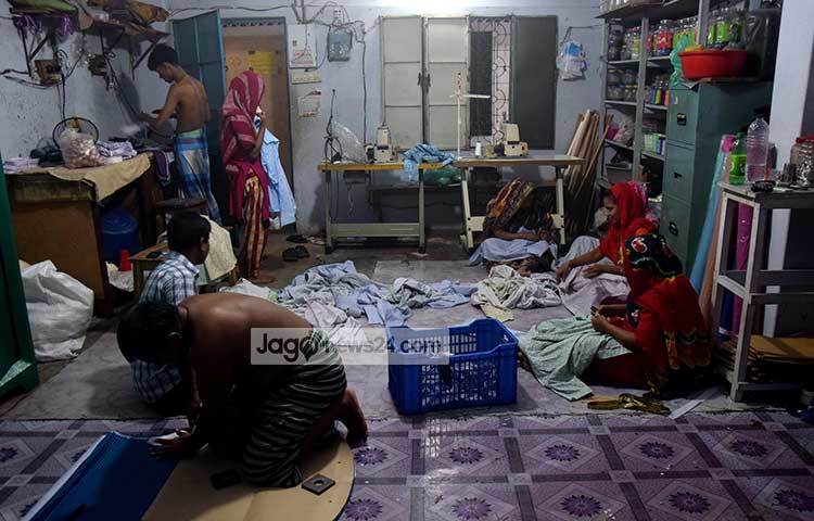 কারখানায় ঈদ মার্কেটের ক্রেতাদের জন্য পোশাক বানাতে ব্যস্ত এই পোশাক শ্রমিকরা। ছবি : মাহবুব আলম