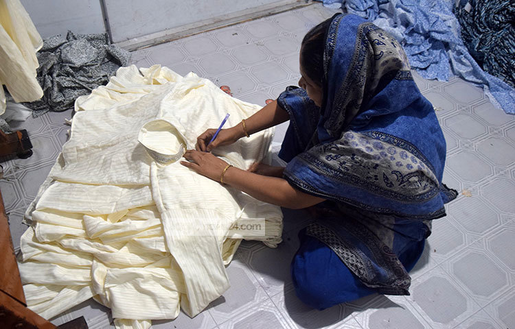 ঈদের অন্যতম অনুষঙ্গ হচ্ছে পাঞ্জাবি। পাঞ্জাবি তৈরিতে ব্যস্ত এক পোশাক শ্রমিক। ছবি : মাহবুব আলম
