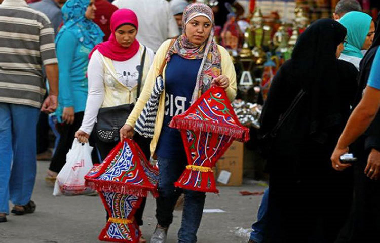 অন্যতম মুসলিম দেশে মিশর। সে দেশের রাজধানী কায়রোতে এক নারী রমজানের ঐতিহ্যবাহী আলোকবাতি &lsquo;ফানুস&rsquo; কিনে নিয়ে যাচ্ছে।