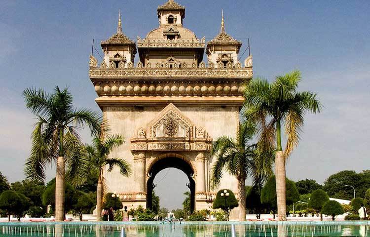 পাতুজাই, লাওস : মায়াময় সবুজ প্রকৃতির মাঝে পাতুজাই নামের এই স্থাপনটি দাঁড়িয়ে রয়েছে।