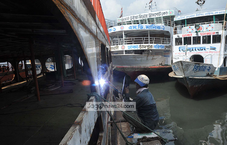 প্রতি ঈদের ন্যায় এবারের ঈদেও লক্কর-ঝক্কর ফিটনেসবিহীন লঞ্চগুলোকে মেরামত করা হচ্ছে। ছবি : বিপ্লব দিক্ষিৎ