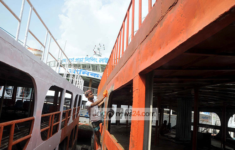 বুড়িগঙ্গা নদীর তীরের ডকগুলোতে লক্কর-ঝক্করসহ ফিটনেসবিহীন শতাধিক লঞ্চে রঙ লাগানো হচ্ছে। ছবি : বিপ্লব দিক্ষিৎ