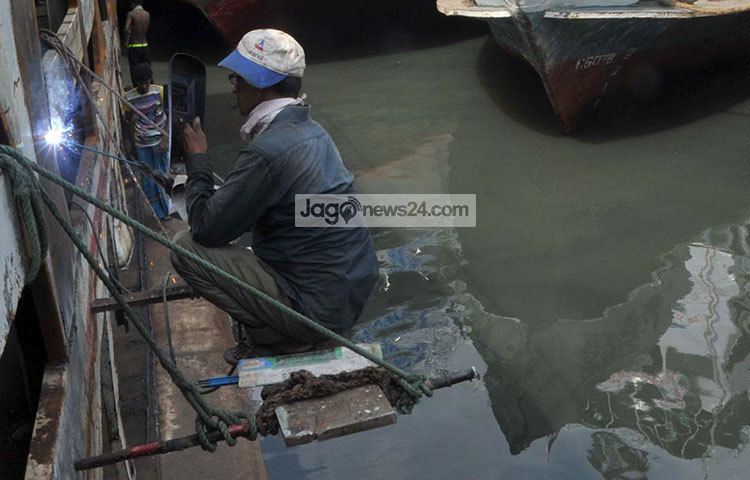 এসব ফিটনেসবিহীন লঞ্চগুলো যোগ হবে সদরঘাট থেকে দেশের বিভিন্ন জেলায় ছেড়ে যাওয়া ৪১টি রুটে। ফিটনেসবিহীন লঞ্চগুলো ঘরমুখো মানুষদের নিয়ে যে কোনো ধরণের দুর্ঘটনার পড়ার সম্ভাবনা রয়েছে। ছবি : বিপ্লব দিক্ষিৎ