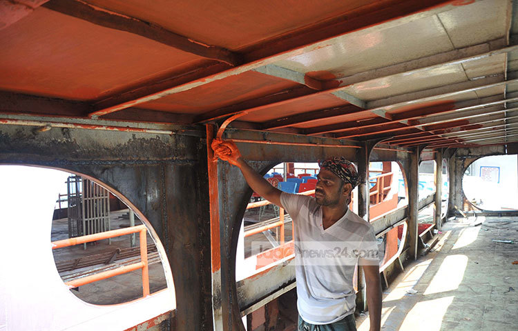 লঞ্চে রঙ লাগানোর কাজে ব্যস্ত এক রঙ মিস্ত্রী। বুড়িগঙ্গা নদীর পাড়ে কেরানীগঞ্জের রহমান সাহেবের ডক, তৈল ঘাটসহ বিভিন্ন ডকে শতাধিক লঞ্চ মেরামতের কাজ চলছে। ছবি : বিপ্লব দিক্ষিৎ