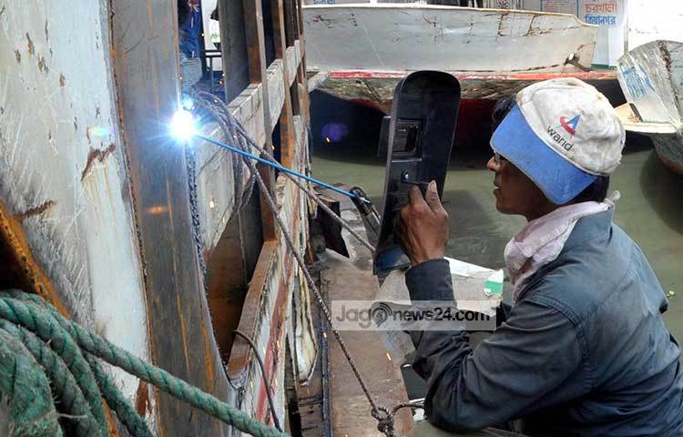 ভাঙ্গা লঞ্চে ঝালাইয়ের কাজ করা হচ্ছে। ডকে শতাধিক লঞ্চ জোড়া-তালি দিয়ে ও রঙ করে যাত্রী চলাচলের উপযোগী করা হচ্ছে। ছবি : বিপ্লব দিক্ষিৎ