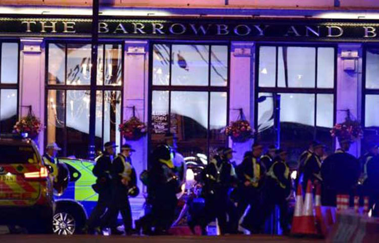 লন্ডনে পৃথক তিনটি সন্ত্রাসী হামলার ঘটনায় ছয়জনের মৃত্যু হয়েছে। স্থানীয় সময় শনিবার রাতে লন্ডনের প্রাণকেন্দ্র লন্ডন ব্রিজের কাছে এসব হামলার ঘটনা ঘটেছে।