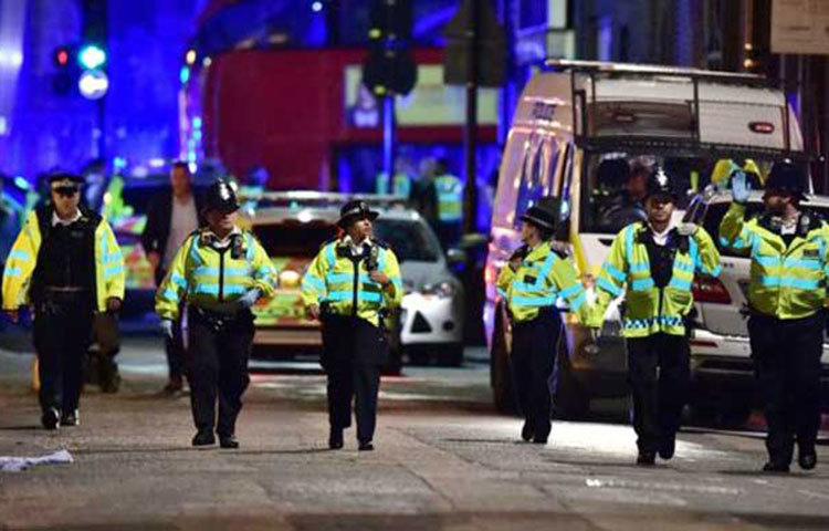 হামলার পর আইন শৃঙ্খলারক্ষাকারী বাহিনীর সদস্যরা সতর্ক অবস্থায় পাহারা দিচ্ছে।