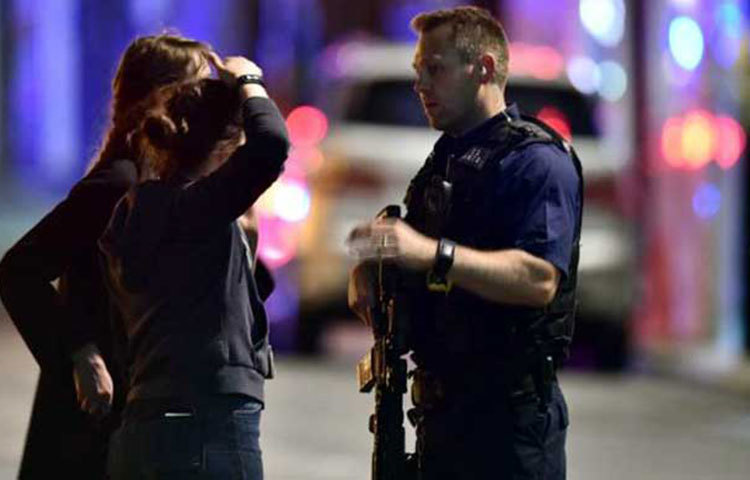 পুলিশ জানিয়েছে, তিন হামলাকারী একটি ভ্যান নিয়ে লন্ডন ব্রিজে পথচারীদের ওপর হামলা চালায় পরে বোরোহ মার্কেটের কাছে বেশ কয়েকজনের ওপর ছুরি নিয়ে হামলা চালানো হয়।