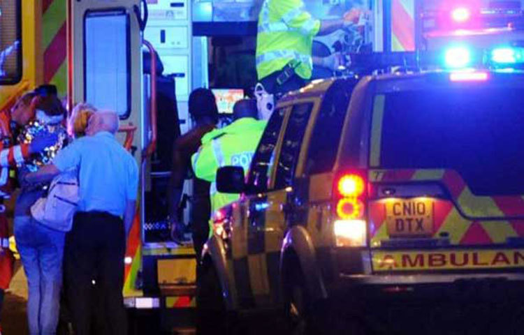 হামলায় আহতদের হাসপাতালে নিয়ে যাওয়া হচ্ছে।