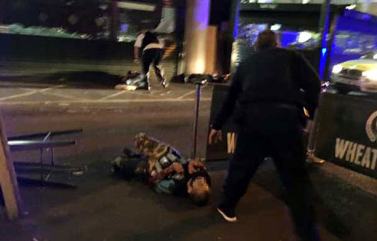 হামলায় আক্রান্ত হয়ে একজনকে রাস্তায় পড়ে থাকতে দেখা যাচ্ছে।