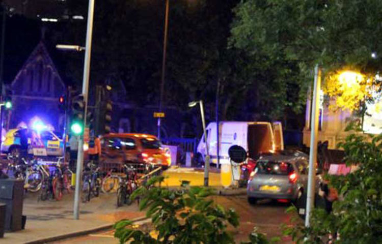 সামাজিক মাধ্যমে ওই হামলার ছবি ছড়িয়ে পড়েছে। হামলার ঘটনায় লোকজনের মধ্যে আতঙ্ক ছড়িয়ে পড়েছে।