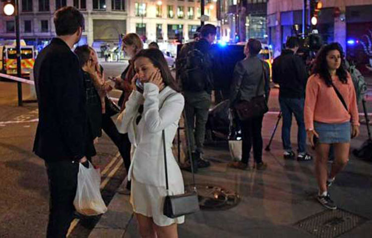 পুলিশ জানিয়েছে, তিন হামলাকারী একটি ভ্যান নিয়ে লন্ডন ব্রিজে পথচারীদের ওপর হামলা চালায় পরে বোরোহ মার্কেটের কাছে বেশ কয়েকজনের ওপর ছুরি নিয়ে হামলা চালানো হয়।