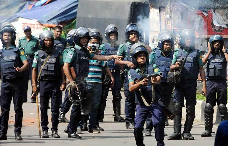 বৃহস্পতিবার (১৮ মে) দুপুর ১২টার দিকে শাহবাগে ডিপ্লোমা মেডিকেল শিক্ষার্থী-পুলিশ সংঘর্ষের ঘটনা ঘটে। ছবি : বিপ্লব দিক্ষিৎ