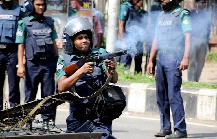 বিভিন্ন দাবি দাওয়া নিয়ে মেডিকেল শিক্ষর্থীদরা আজ প্রধানমন্ত্রীর কার্যালয়ে গিয়ে স্মারকলিপি প্রদান কথা ছিলো। শিক্ষার্থীদের ছত্রভঙ্গ করে দিতে পুলিশ টিয়ার গ্যাস ছুড়ছেন। ছবি : বিপ্লব দিক্ষিৎ