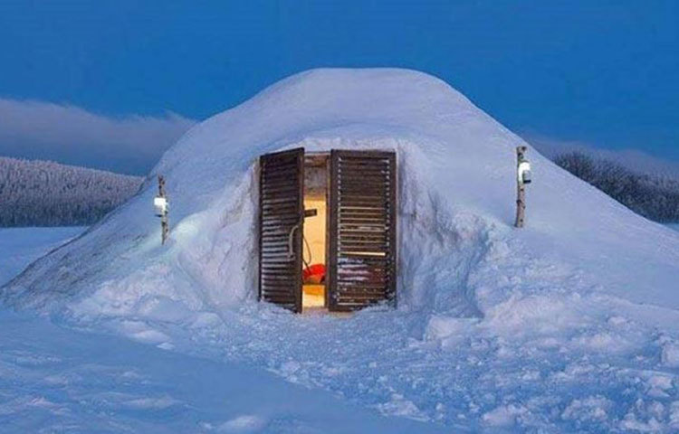 ভ্রমণ পিপাসুরা মানালিতে বেড়াতে এলে নিমেষেই বরফের ঘর দেখে মুগ্ধ হয়ে যাবেন। প্রচণ্ড গরমে এখানে প্রশান্তির ছোঁয়া এনে দেবে।