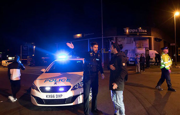 দেশটির প্রধান বিরোধী দল লেবার পার্টির নেতা জেরেমি করবিনও এ ঘটনায় শোক প্রকাশ করেছেন। ম্যানচেস্টার এরিনার কাছেই ভিক্টোরিয়া রেলস্টেশন বন্ধ করে দেয়া হয়েছে।