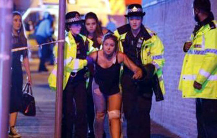 আহতদের উদ্ধার করছেন আইন-শৃঙ্খলা ও রক্ষাকারী বাহিনীর সদস্যরা।