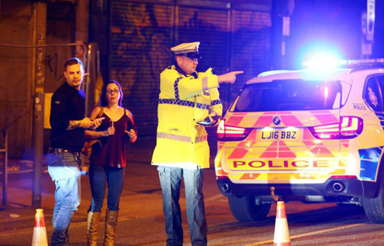 হামলার পর প্রত্যক্ষদর্শীরা জানিয়েছেন, বহু মানুষকে ছড়িয়ে ছিটিয়ে পড়ে থাকতে দেখেছেন তারা। এদের মধ্যে অনেককে দেখে মৃত বলে মনে হচ্ছিল।