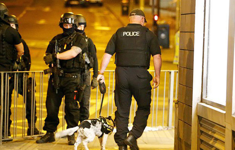 মার্কিন গোয়েন্দা কর্মকর্তারা এই বিস্ফোরণকে আত্মঘাতী হামলা বলে মনে করছেন। মার্কিন পপ সিঙ্গার ২৩ বছর বয়সী আরিয়ানা গ্রান্ডের কনসার্ট শেষ হওয়ার পরেই ওই হামলা চালানো হয়।