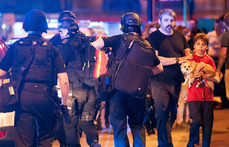 অনেক কম বয়সী ছেলে-মেয়ে কনসার্টে অংশ নিয়েছিল। নিহত ও আহতদের মধ্যে অল্পবয়সী ছেলে-মেয়ের সংখ্যাই বেশি বলে ধারণা করা হচ্ছে।