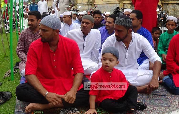 &lsquo;নড়াইল এক্সপ্রেস&rsquo; মাশরাফি বিন মর্তুজা পুত্র সাহিলকে সঙ্গে নিয়ে নড়াইলের কেন্দ্রীয় ঈদগাহ ময়দানে ঈদের নামাজ আদায় করেছেন।
