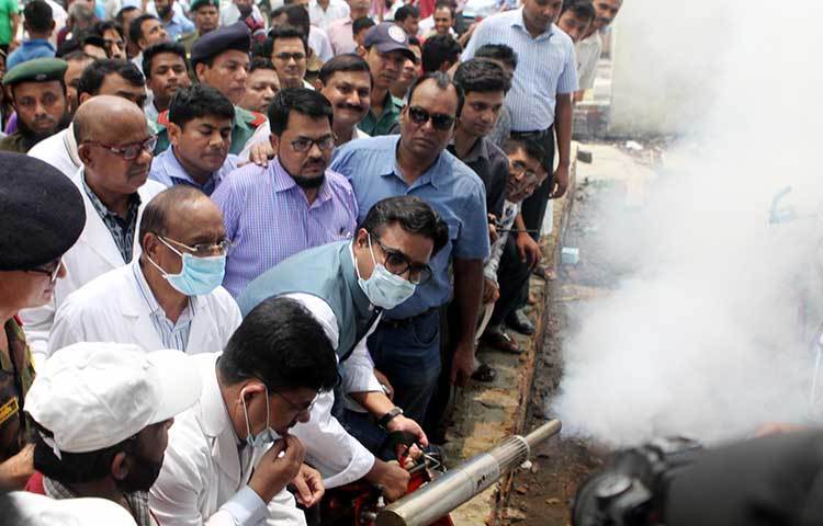 মশক নিধন কার্যক্রমের উদ্বোধন করছেন ঢাকা দক্ষিণ সিটি কর্পোরেশনের মেয়র মোহাম্মদ সাঈদ খোকন। ছবি : বিপ্লব দিক্ষিৎ