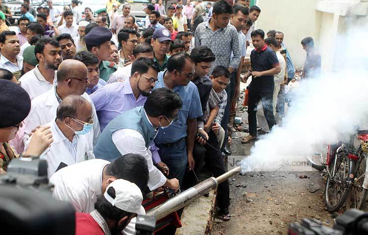 মেয়র মোহাম্মদ সাঈদ খোকন চিকুনগুনিয়া সম্পর্কে বলেন, &lsquo;একটি নতুন রোগ। এ নিয়ে আতঙ্কিত হওয়ার কিছুই নেই।&rsquo; ছবি : বিপ্লব দিক্ষিৎ