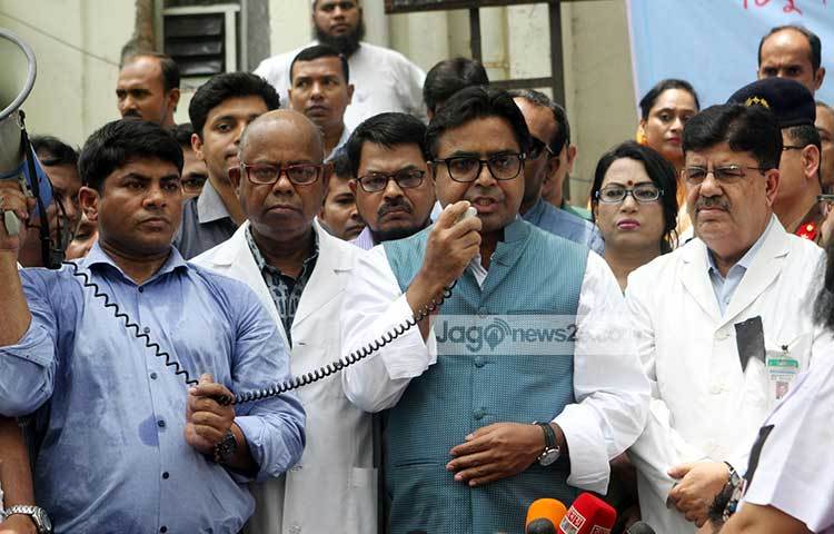 &nbsp;বঙ্গবন্ধু শেখ মুজিব মেডিকেল বিশ্ববিদ্যালয় চত্বরে চিকুনগুনিয়া ও ডেঙ্গু রোগ প্রতিরোধে মশক নিধন ক্র্যাশ কর্মসূচির উদ্বোধন করেন ঢাকা দক্ষিণ সিটি কর্পোরেশনের মেয়র মোহাম্মদ সাঈদ খোকন। ছবি : বিপ্লব দিক্ষিৎ