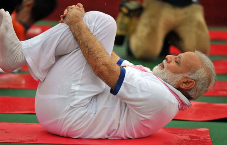 ভারতের প্রধানমন্ত্রী নরেন্দ্র মোদি নিয়মিত যোগাসনে বসেন। কারণ যোগ ব্যায়ামের মাধ্যমে মানুষের হৃদয়ের, মস্তিষ্ক এবং শরীরের একটি জায়গায় গিয়ে মিলন ঘটে।