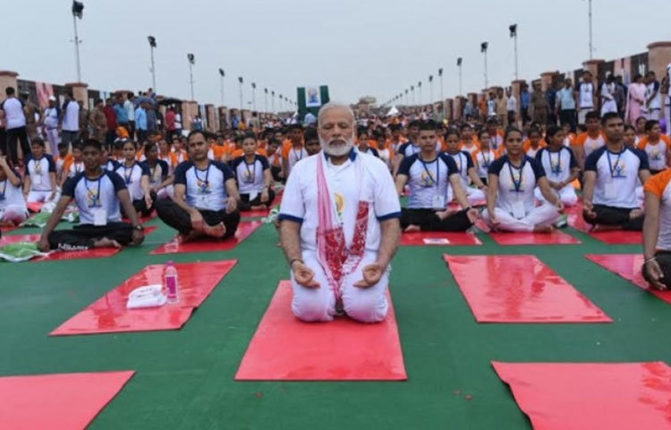 যোগাসনে আত্মনিমগ্ন মোদি। তিনি এটাকে একটি গুরুত্বপূর্ণ কাজ বলে মনে করেন।
