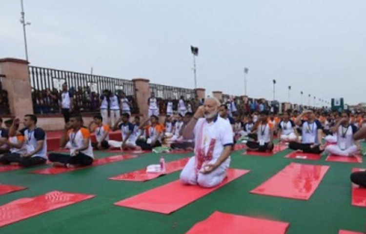 সম্প্রতি বৃষ্টিভেজা রাজধানীতে সাদা রঙের টি-শার্ট এবং একটি হালকা ট্রাউজারস পরে পঞ্চাশ হাজার যোগপ্রেমীদের সঙ্গে যোগাসন করতে সামিল হয়েছিলেন মোদি।