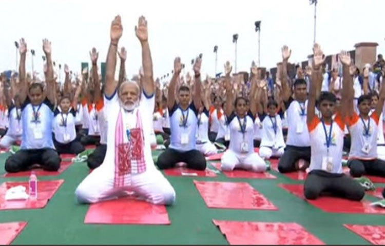 নিজে যোগ ব্যায়াম করার পাশাপাশি অন্যদের এতে উৎসাহিত করেন মোদি।