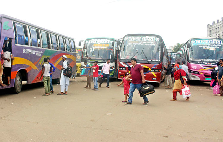 নাড়ির টানে বাড়ি ফিরতে মহাখালী বাস টার্মিনালে ঈদ যাত্রীরা ছুটে আসছেন। নিজ নিজ গন্তব্যের বাসে ওঠার জন্য ব্যস্ত যাত্রীরা। ছবি : বিপ্লব দিক্ষিৎ