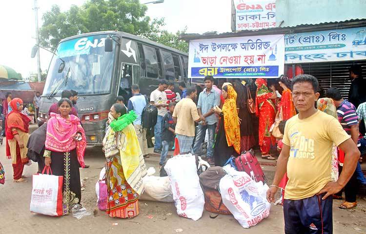 বাস ছেড়ে দেওয়ার অপেক্ষায় সবাই। যাত্রীরা তাদের মালামাল নিয়ে অপেক্ষায় রয়েছেন, কখন ছাড়বে তাদের গন্তব্যের বাস। ছবি : বিপ্লব দিক্ষিৎ