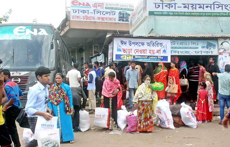 বাস টার্মিনালে আসা অনেক যাত্রী অভিযোগ করছেন তাদের কাছ থেকে টিকিটের দামের চেয়ে বেশি টাকা আদায় করা হচ্ছে। ছবি : বিপ্লব দিক্ষিৎ