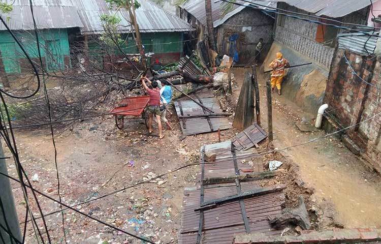 মোরা&rsquo;র আঘাতে কুতুবদিয়ায় ৬ হাজার বাড়িঘর বিধ্বস্ত হয়েছে। ক্ষতিগ্রস্ত হয়েছেন প্রায় ৩০ হাজার মানুষ।