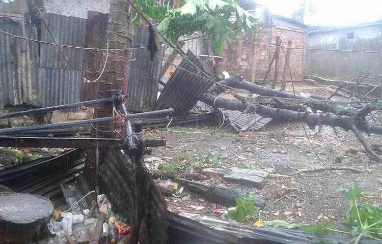 কক্সবাজার জেলার অধিকাংশ মানুষের বসতবাড়ি এভাবেই লণ্ডভণ্ড হয়েছে।