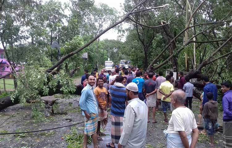 রাস্তার উপর ভেঙ্গে পড়া গাছপালা সরিয়ে যান চলাচল স্বাভাবিক করার চেষ্টা চলছে।