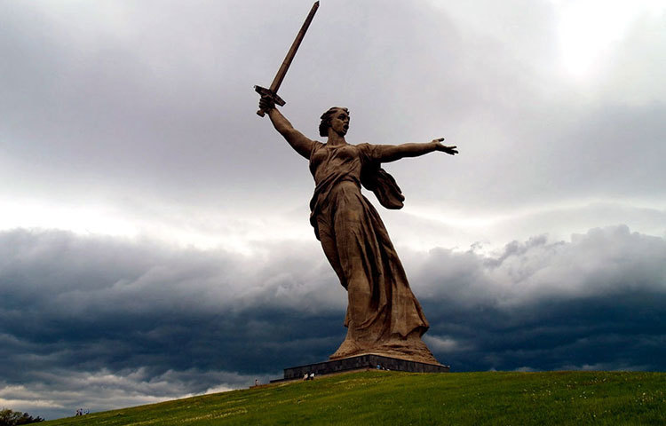 দ্যা মাদারল্যান্ড কলস : দিগন্ত ছুঁয়ে যাওয়া এই স্ট্যাচুটি রাশিয়ায় অবস্থিত। সবুজের মাঝে এক মহিয়সী নারী দাঁড়িয়ে রয়েছেন।