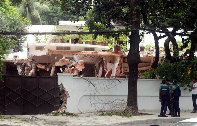 রোববার (২৫ জুন) সকাল ৯টার দিকে বিএনপির স্থায়ী কমিটির সদস্য ব্যারিস্টার মওদুদ আহমদের বাড়িটি ভাঙা শুরু করে রাজধানী উন্নয়ন কর্তৃপক্ষ (রাজউক)। ছবি : বিপ্লব দিক্ষিৎ