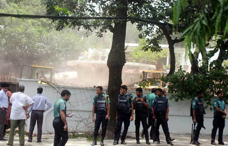 গুলশান জোনের এডিসি আব্দুল আহাদ জাগো নিউজকে বলেন, রাজউক বাড়িটিতে উচ্ছেদ অভিযান শুরু করেছে। আদালতের নির্দেশনা অনুযায়ী সেখানে কোনো ব্যত্যয় ঘটছে কিনা সেজন্য ঘটনাস্থলে রয়েছে পুলিশ। ছবি : বিপ্লব দিক্ষিৎ