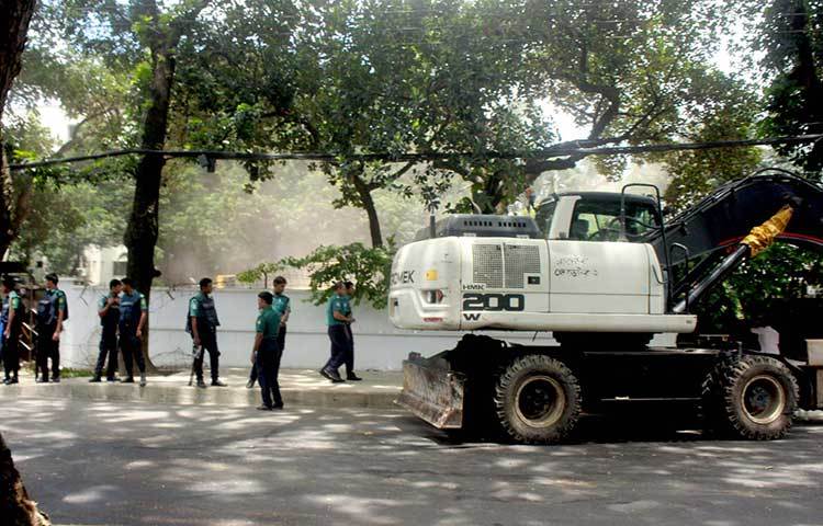 বাড়িটি ভাঙ্গার জন্য রাজউকের বুলডোজার ব্যবহার করা হচ্ছে। গত ৭ জুন গুলশান ২ নম্বরের ৭৯ নম্বর সড়কের ১৫৯ নম্বর প্লটের বাসাটি থেকে মওদুদ আহমদকে উচ্ছেদ করে রাজউক। ছবি : বিপ্লব দিক্ষিৎ
