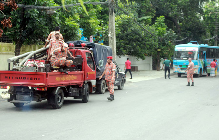 বাড়িটি ভাঙ্গার সময় যে কোনো দুর্ঘটনা মোকাবেলা করার জন্য ফায়ার সার্ভিসের কর্মীদের সতর্ক অবস্থায় রাখা হয়েছে। ছবি : বিপ্লব দিক্ষিৎ