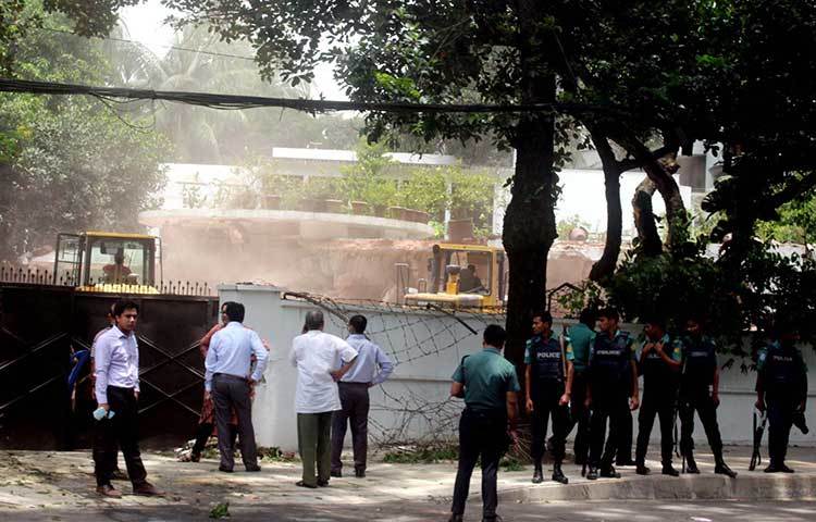 বিএনপির স্থায়ী কমিটির সদস্য ব্যারিস্টার মওদুদ আহমদের গুলশানের বাড়িটি ভাঙার খবর পেয়ে গণমাধ্যম কর্মীরা সংবাদ সংগ্রহের জন্য ছুটে আসেন। ছবি : বিপ্লব দিক্ষিৎ